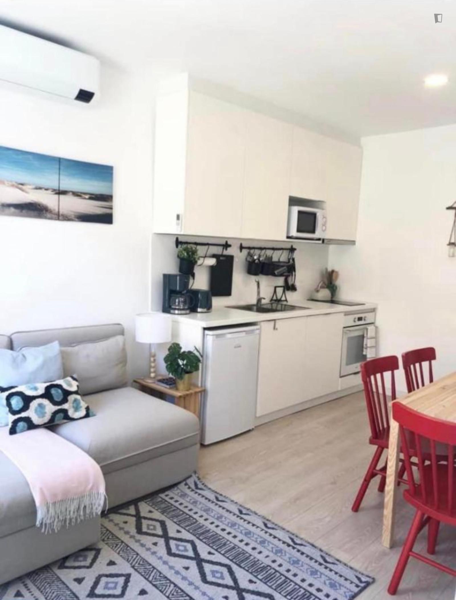 Welcoming 2-Bedroom Apartment Near The Praca Do Quebedo Metro - 1