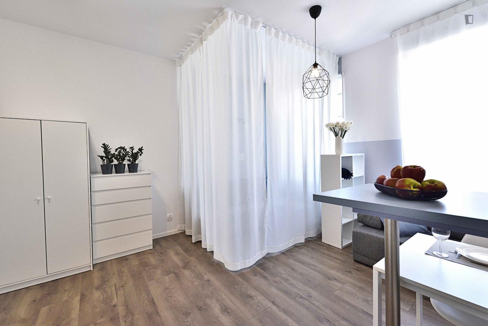 Very Cool Studio Near University Of Technology - 1