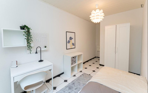 Bright single bedroom near the Rehbrücke train station