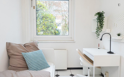 Bright single bedroom near the Rehbrücke train station