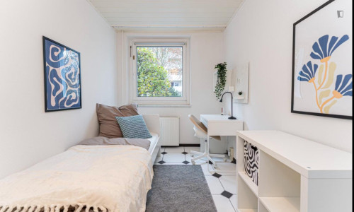 Bright single bedroom near the Rehbrücke train station