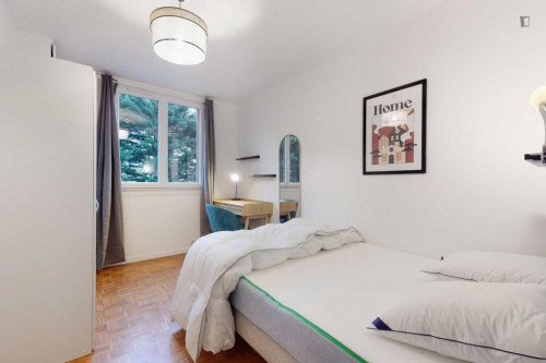 Lovely double bedroom in a 5-bedroom apartment  not far from Georges Brassens Park