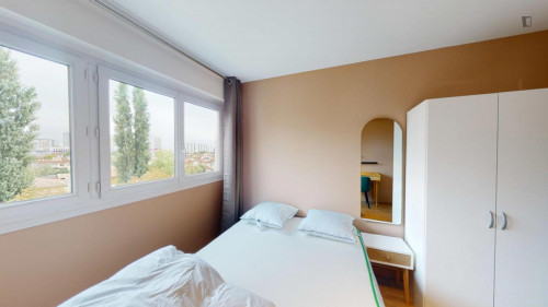 Bright double bedroom close to Place Ravezies tram station