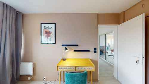 Bright double bedroom close to Place Ravezies tram station