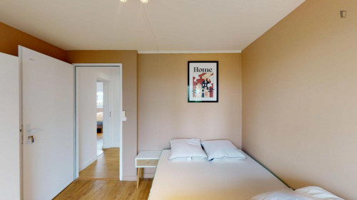 Comfy double bedroom close to Station Godard