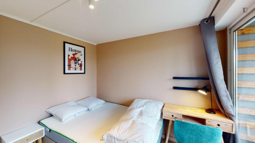 Comfy double bedroom close to Station Godard