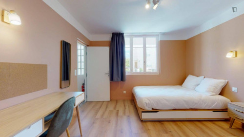 Sunny double ensuite bedroom in Clamart