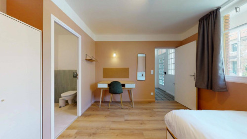 Sunny double ensuite bedroom in Clamart