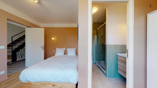 Comfy double ensuite bedroom close to Forêt domaniale de Meudon