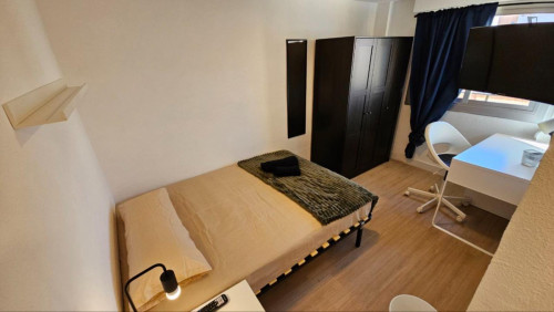 Homely double bedroom in San Vicente del Raspeig