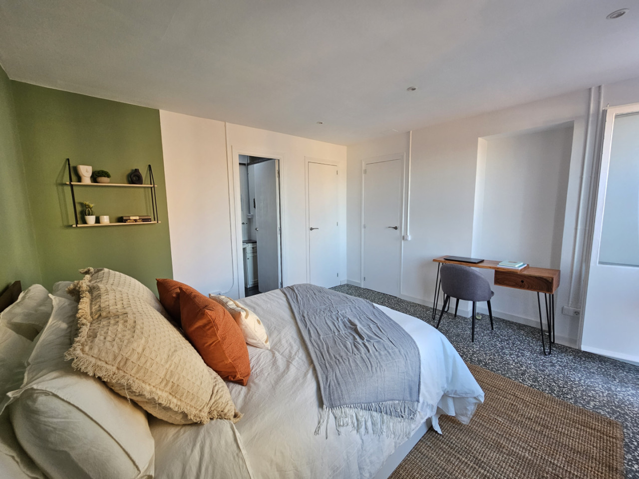  Room 1  -  Stylish Coliving Apartment with Community Vibe in Vibrant L'Eixample  - Gallery -  46