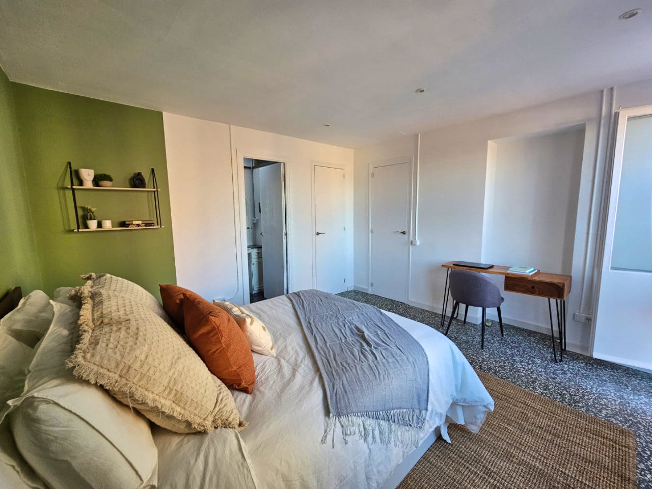  Room 1  -  Stylish Coliving Apartment with Community Vibe in Vibrant L'Eixample  - Gallery -  22