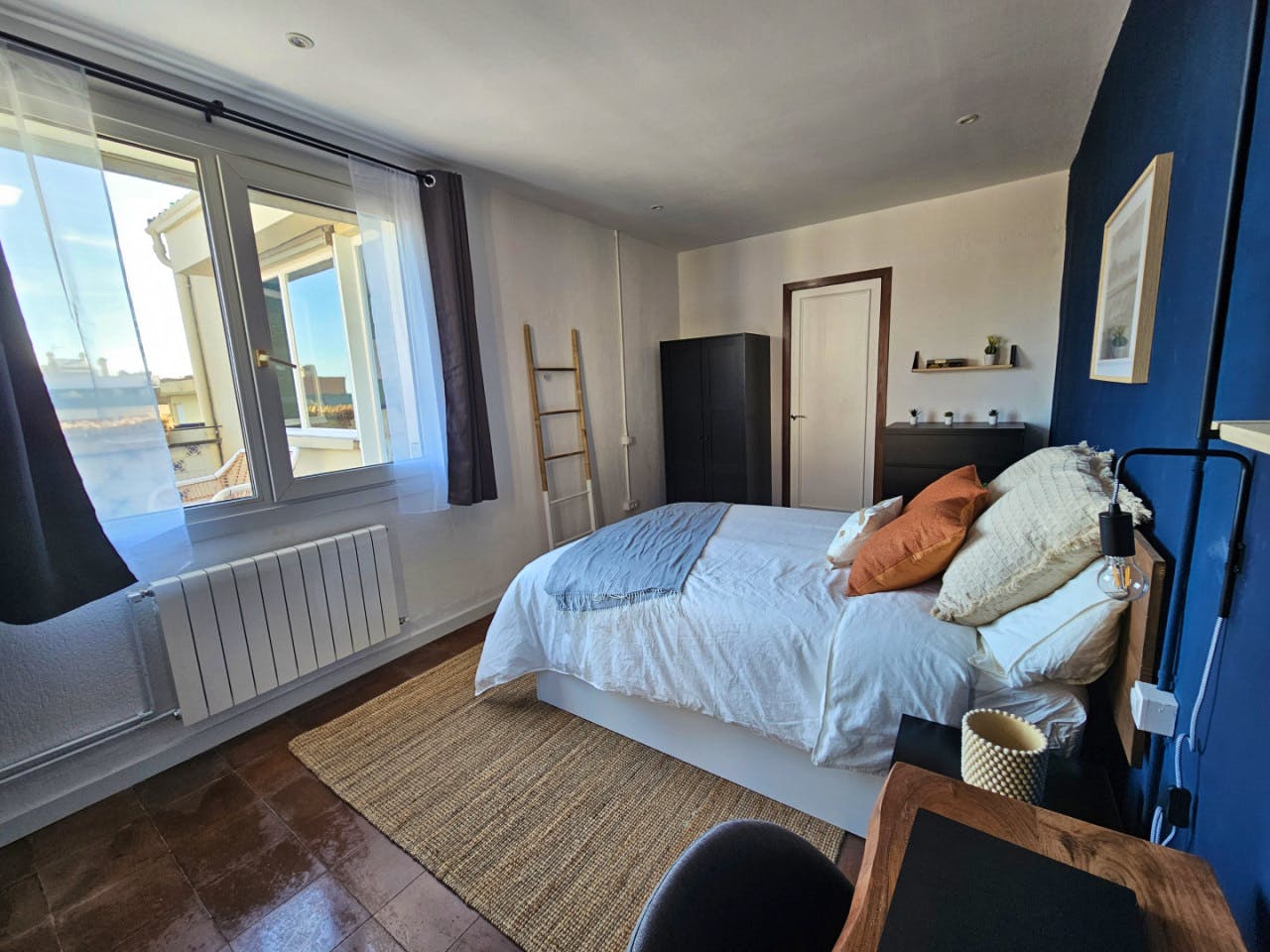  Room 2  -  Stylish Coliving Apartment with Community Vibe in Vibrant L'Eixample  - Gallery -  2