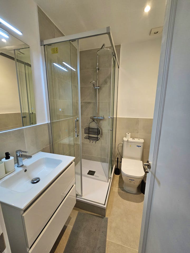  Room 2  -  Stylish Coliving Apartment with Community Vibe in Vibrant L'Eixample  - Gallery -  18
