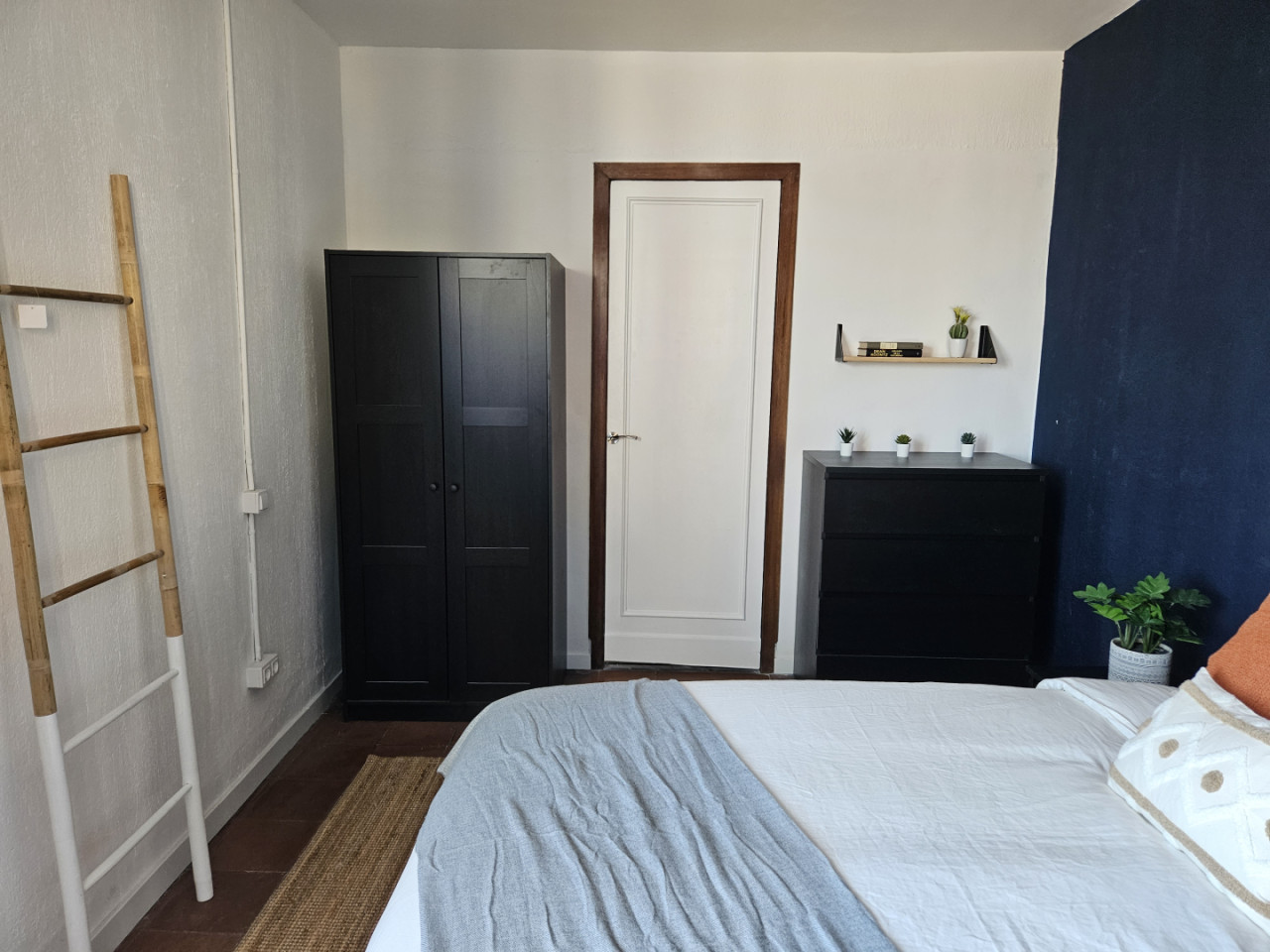  Room 2  -  Stylish Coliving Apartment with Community Vibe in Vibrant L'Eixample  - Gallery -  37