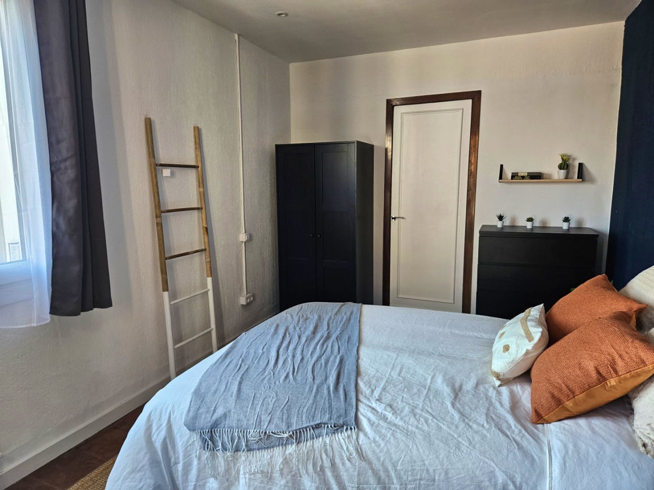  Room 2  -  Stylish Coliving Apartment with Community Vibe in Vibrant L'Eixample  - Gallery -  16