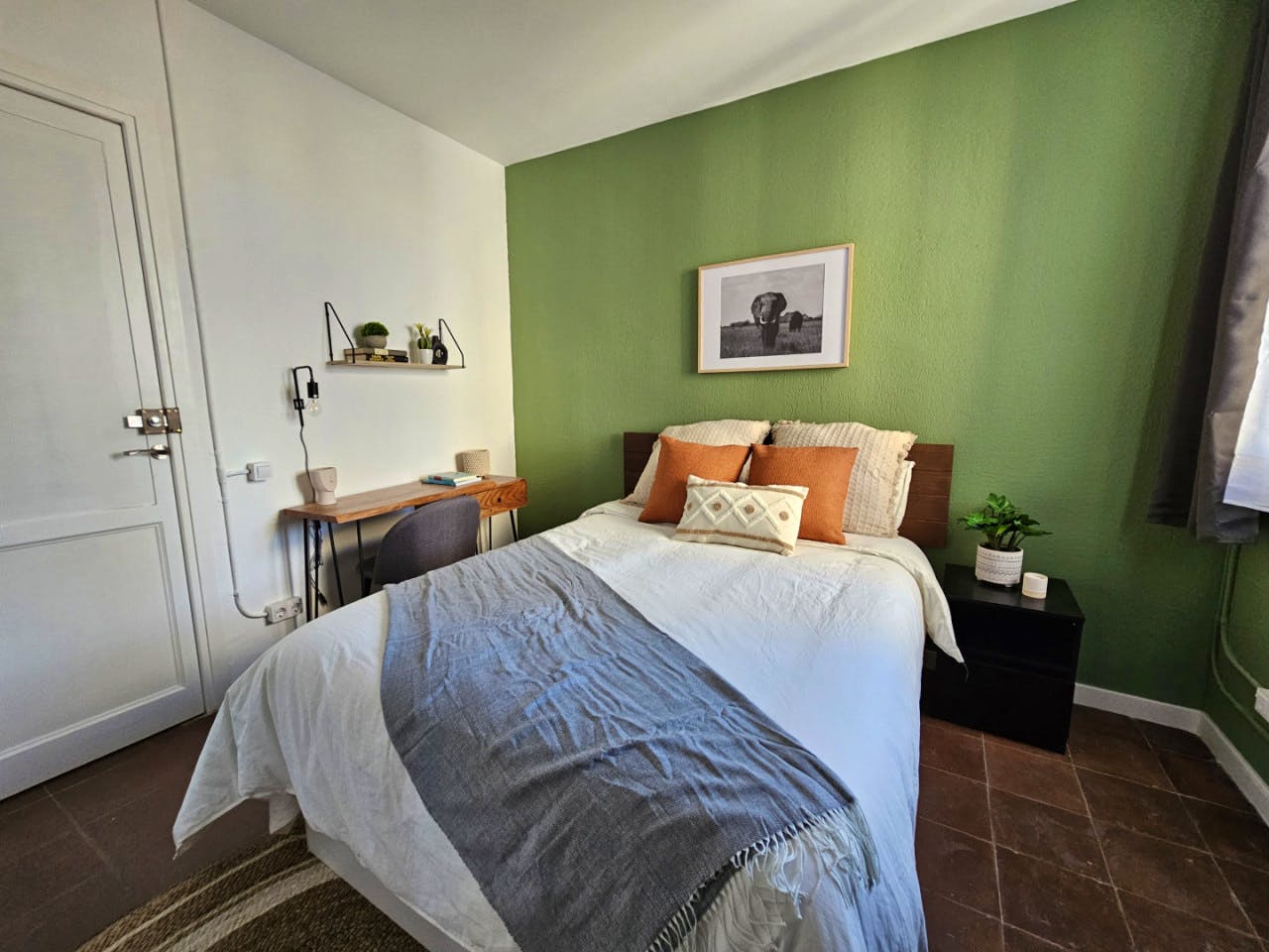  Room 3  -  Stylish Coliving Apartment with Community Vibe in Vibrant L'Eixample  - Gallery -  8