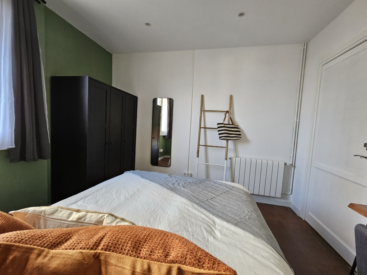  Room 3  -  Stylish Coliving Apartment with Community Vibe in Vibrant L'Eixample  - Gallery -  25