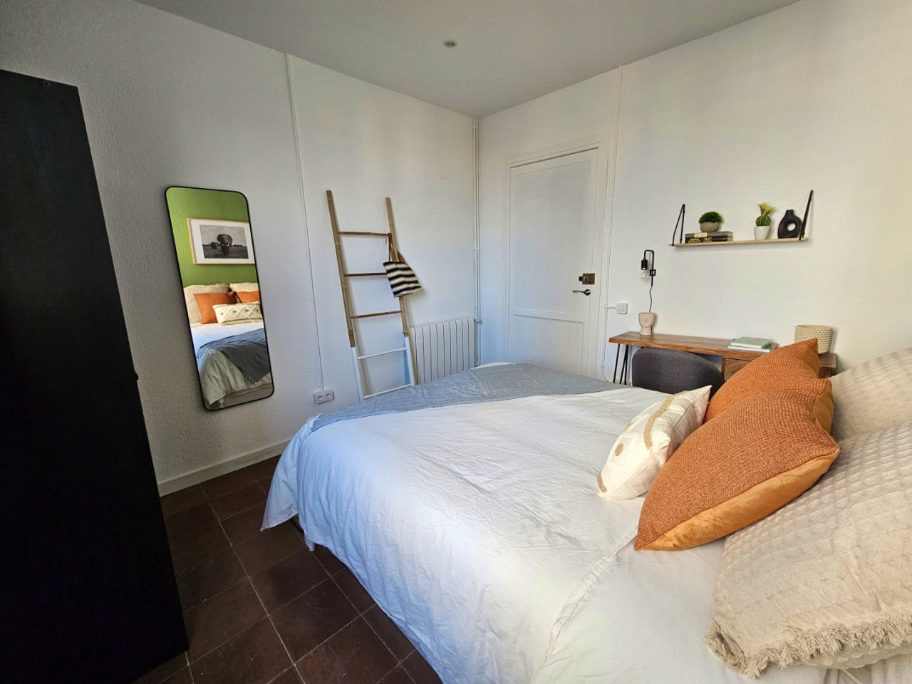  Room 3  -  Stylish Coliving Apartment with Community Vibe in Vibrant L'Eixample  - Gallery -  14