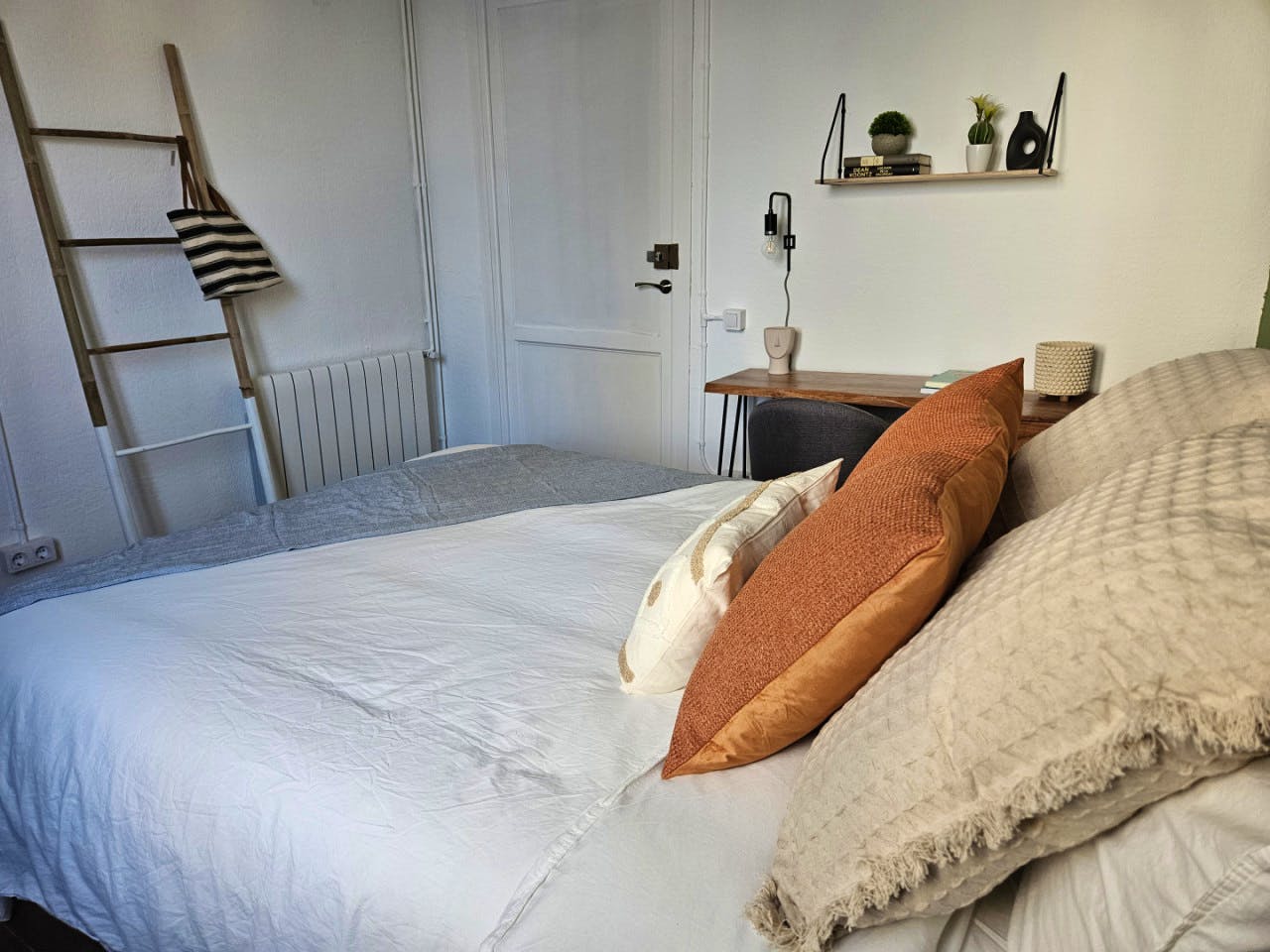  Room 3  -  Stylish Coliving Apartment with Community Vibe in Vibrant L'Eixample  - Gallery -  15