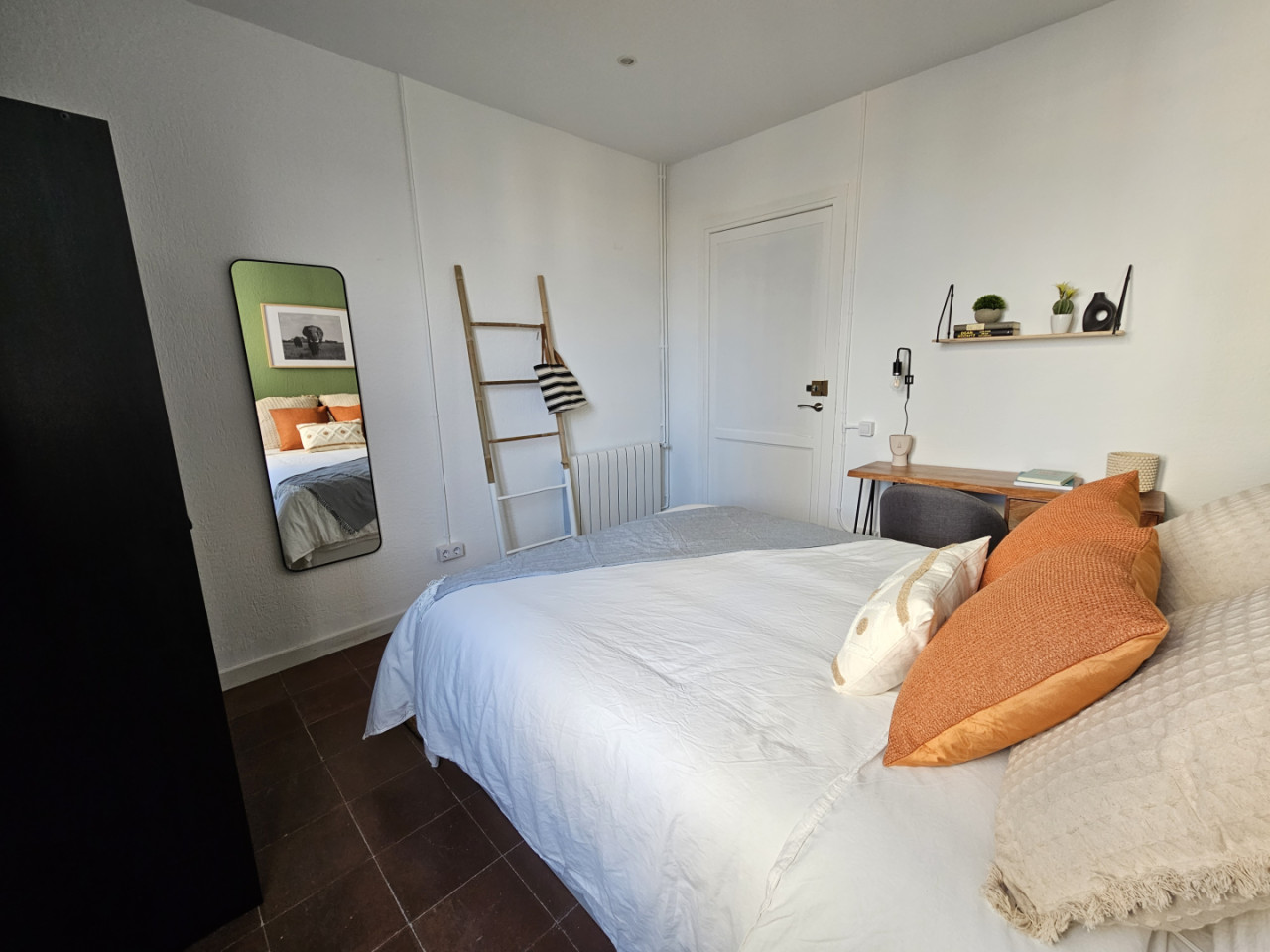  Room 3  -  Stylish Coliving Apartment with Community Vibe in Vibrant L'Eixample  - Gallery -  32