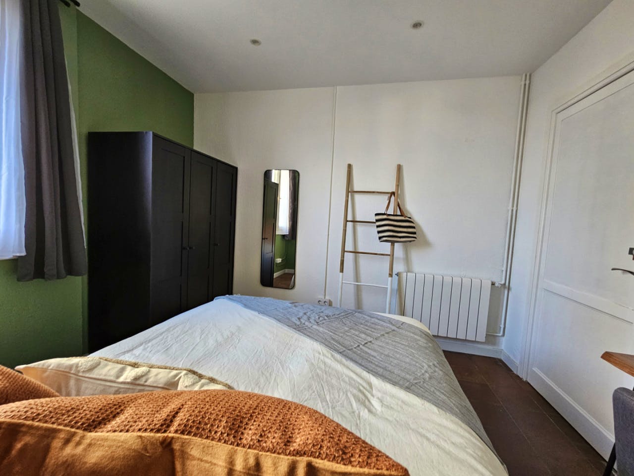  Room 3  -  Stylish Coliving Apartment with Community Vibe in Vibrant L'Eixample  - Gallery -  7