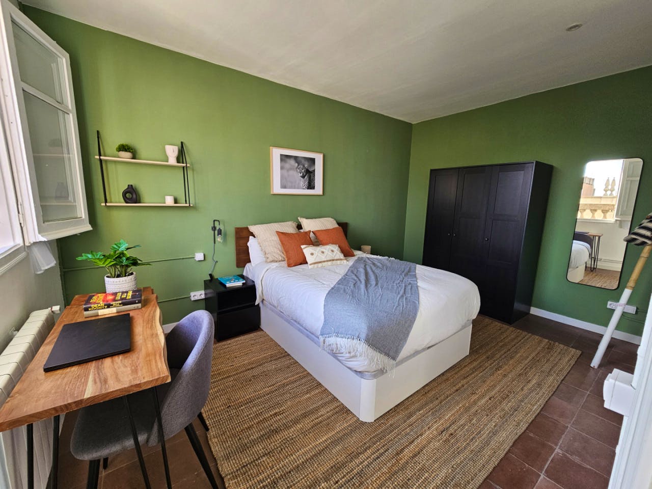  Room 5  -  Stylish Coliving Apartment with Community Vibe in Vibrant L'Eixample  - Gallery -  1
