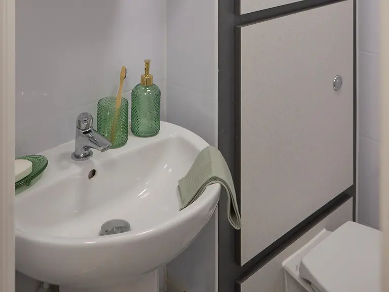  Standard Ensuite  -  Goldsmith Court  - Gallery -  3