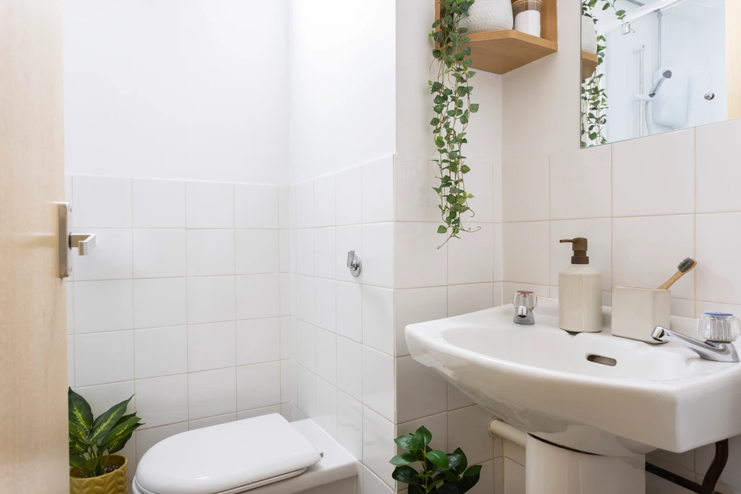 Extra Large Standard Double En-Suite: Three Bedroom Flat - Rosamond House - Gallery - 1