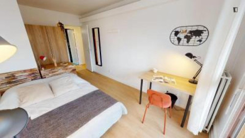 Modern Double-Bedroom in Nanterre