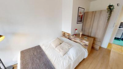 Modern Double-Bedroom in Nanterre