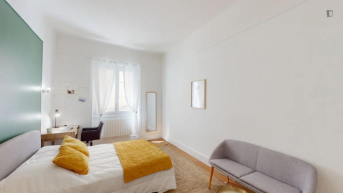 Colorful double bedroom in Lyon