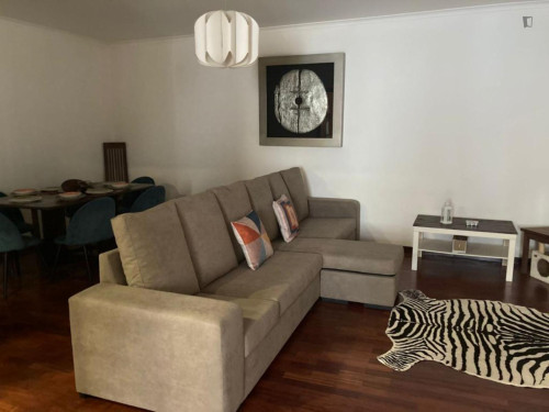 Lovely Double Bedroom in a 3-Bedroom Flat  - Gallery -  5