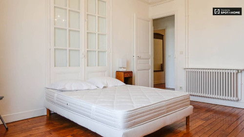 Charming room with desk in 3-bedroom apartment, Courbevoie