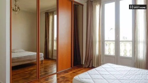 Charming room with desk in 3-bedroom apartment, Courbevoie