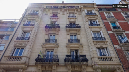 Charming room with desk in 3-bedroom apartment, Courbevoie