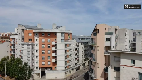 Charming room with desk in 3-bedroom apartment, Courbevoie