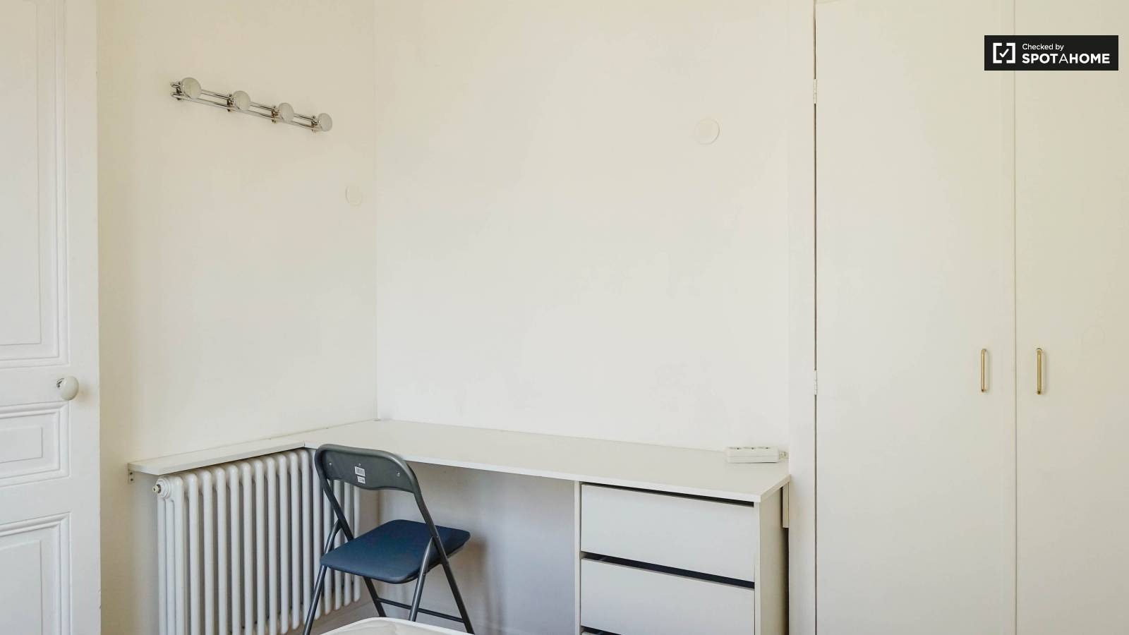  Bedroom 3  -  Charming room with desk in 3-bedroom apartment, Courbevoie  - Gallery -  15