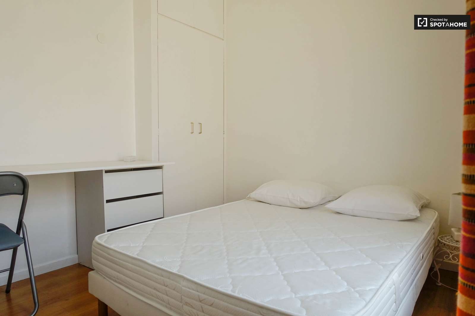  Bedroom 3  -  Charming room with desk in 3-bedroom apartment, Courbevoie  - Gallery -  7
