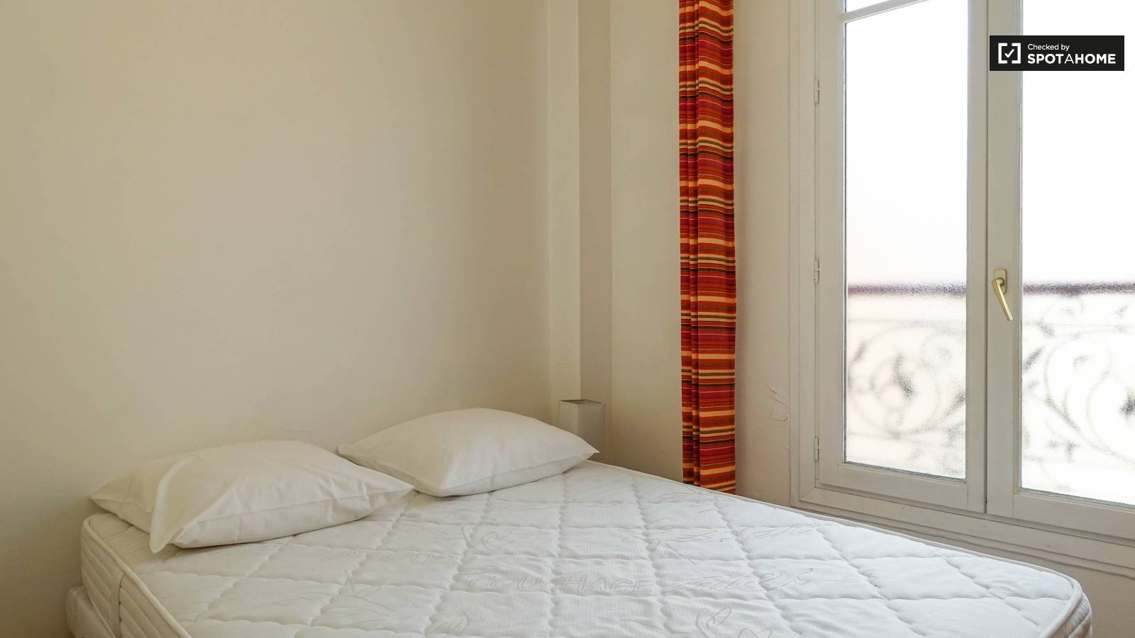  Bedroom 3  -  Charming room with desk in 3-bedroom apartment, Courbevoie  - Gallery -  2