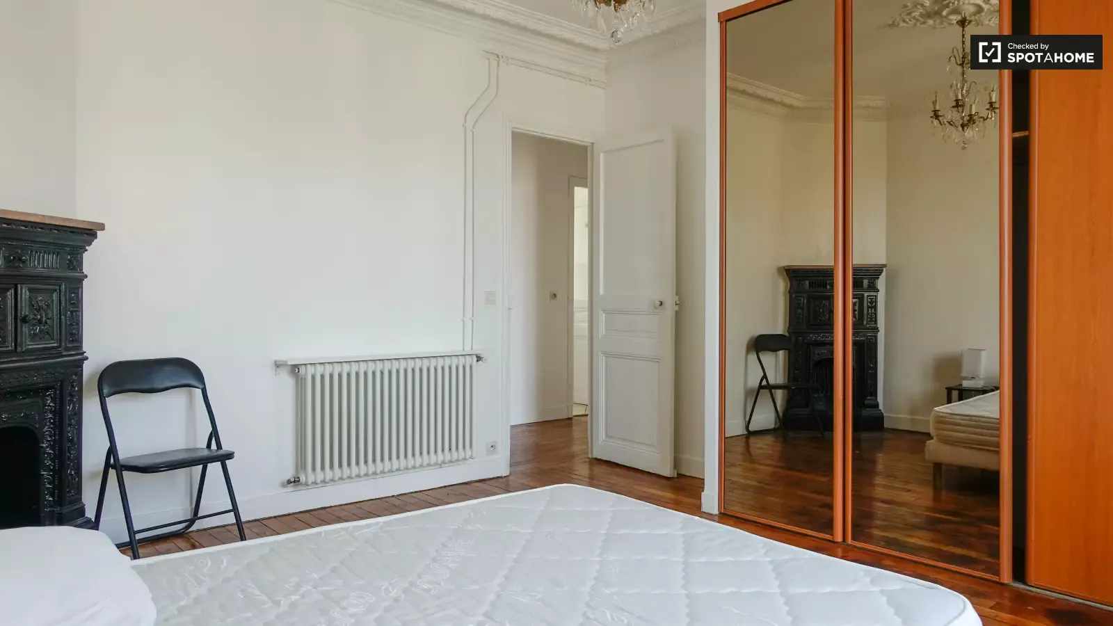  Bedroom 3  -  Charming room with desk in 3-bedroom apartment, Courbevoie  - Gallery -  3