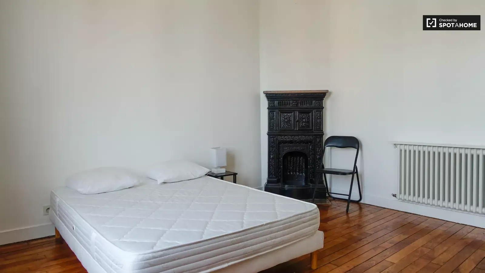  Bedroom 3  -  Charming room with desk in 3-bedroom apartment, Courbevoie  - Gallery -  6