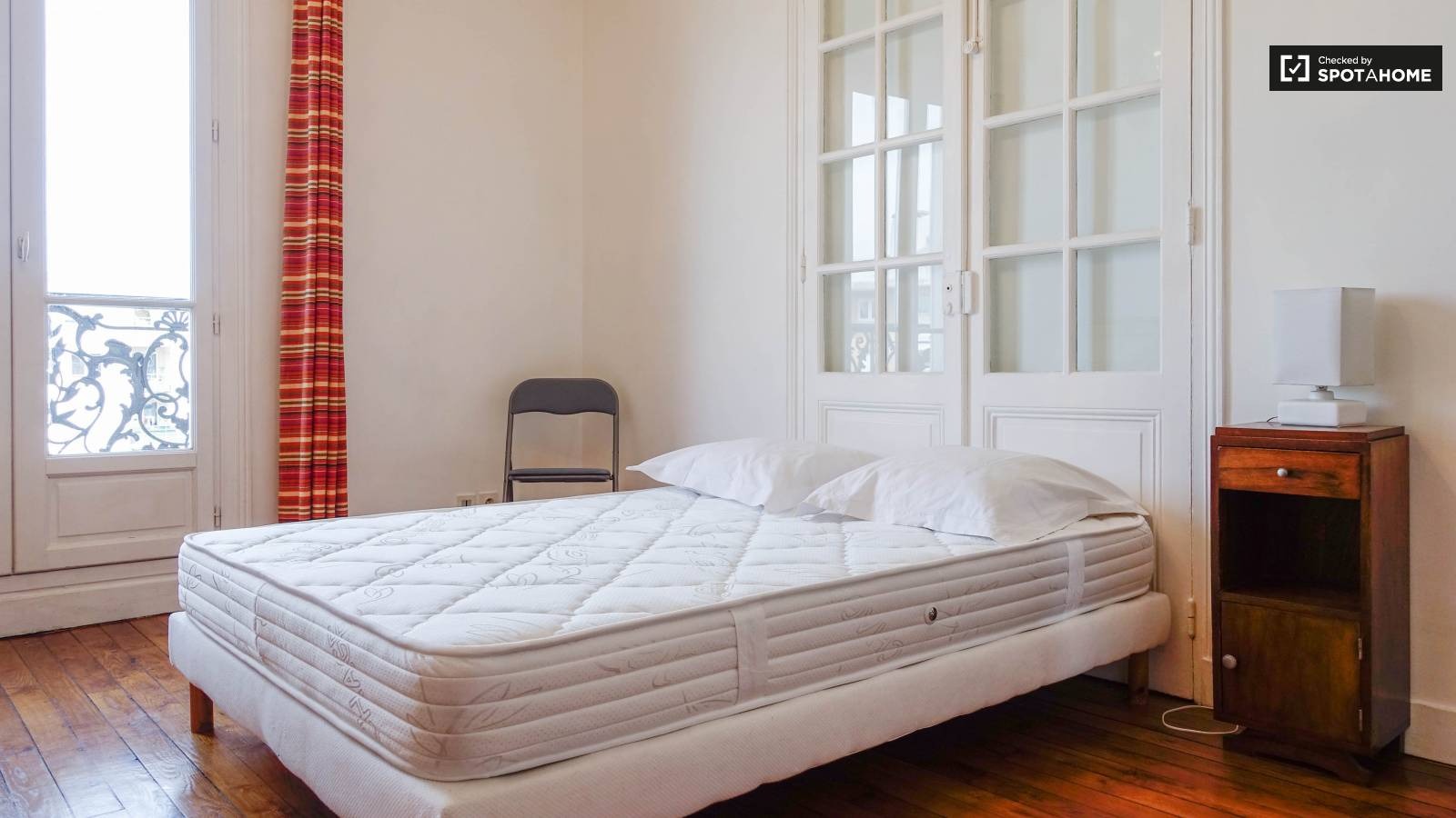  Bedroom 3  -  Charming room with desk in 3-bedroom apartment, Courbevoie  - Gallery -  1