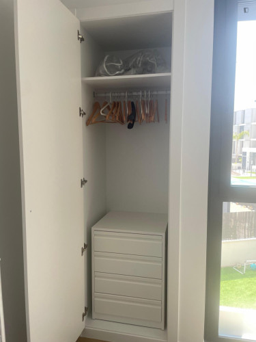 Bright single bedroom in 3 bedroom apartment
