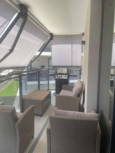 Bright single bedroom in 3 bedroom apartment