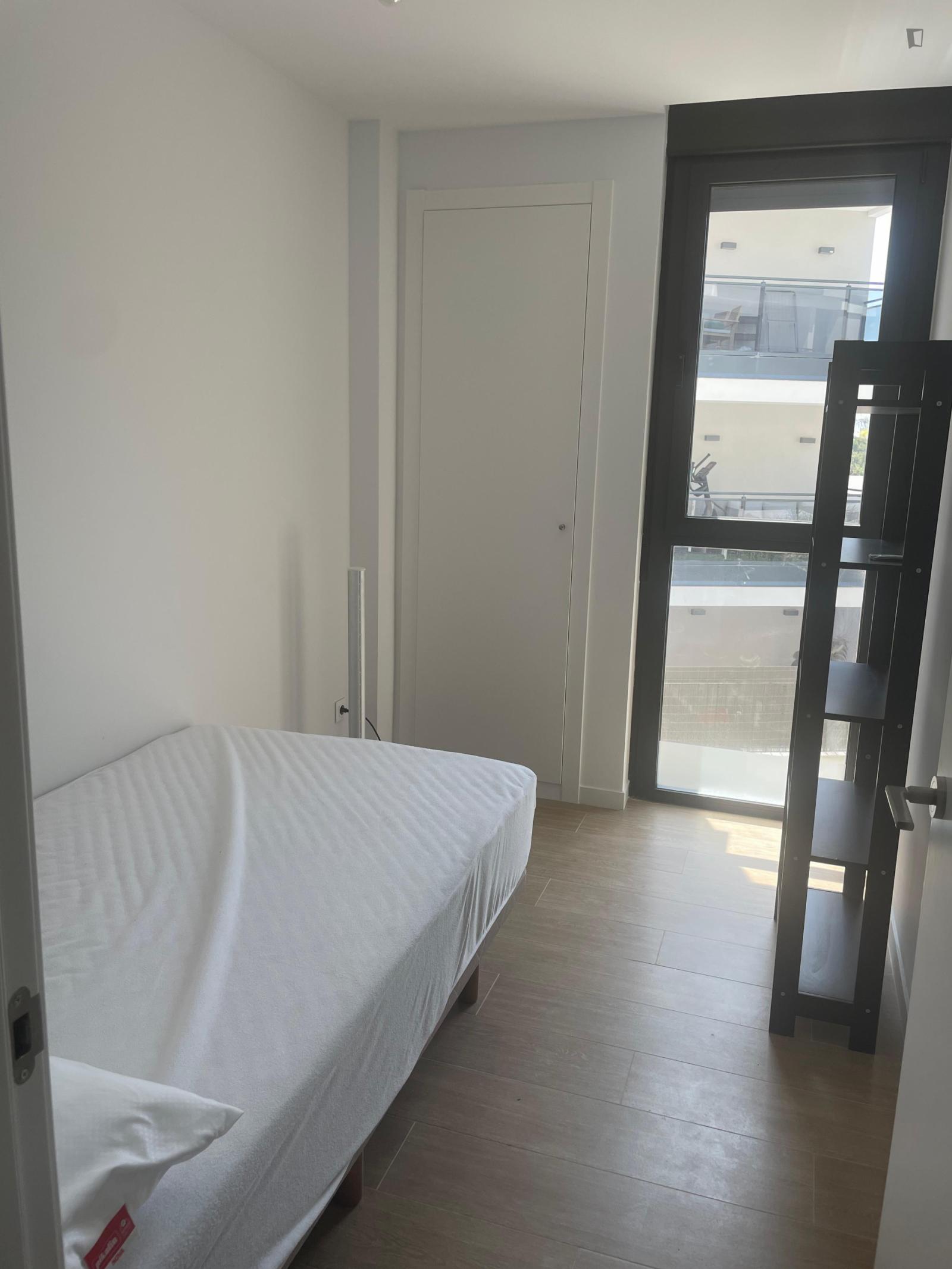 Bright Single Bedroom In 3 Bedroom Apartment - 1