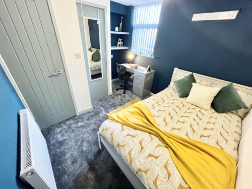 Snug double bedroom in the heart of Stoke-on-Trent