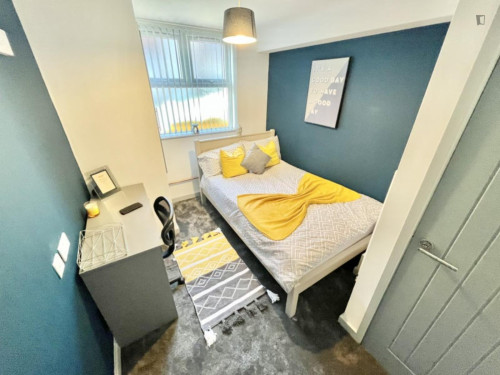 Superb double bedroom in the centre of Stoke-on-Trent