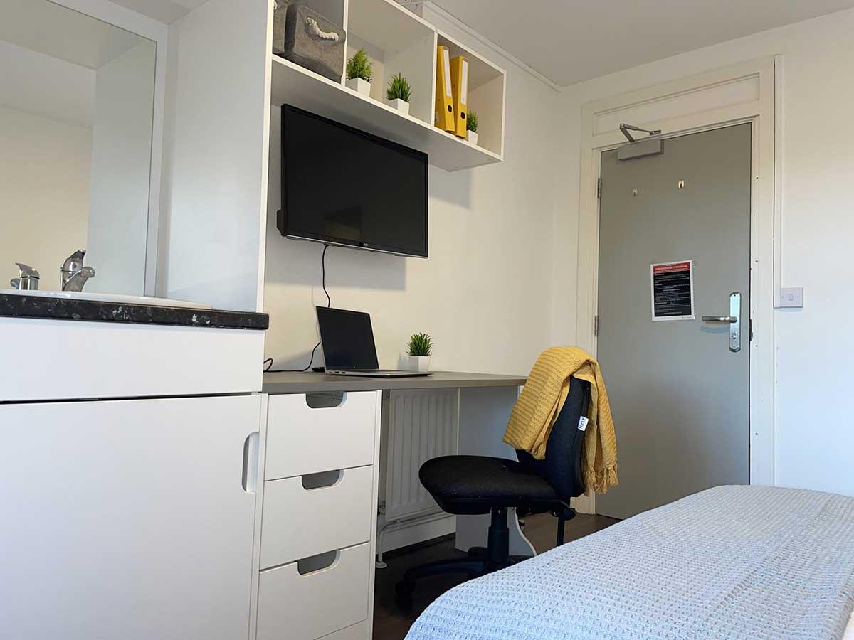  Classic Non-En Suite  -  Hockley Point  - Gallery -  5