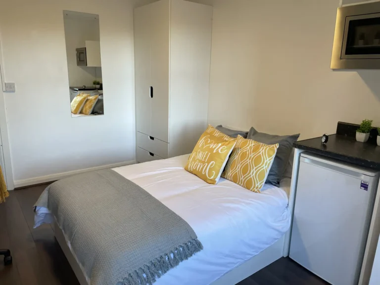  Classic Non-En Suite  -  Hockley Point  - Gallery -  1